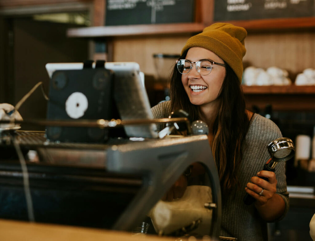 Arbeiten in einem Café, um das Einkommen zu steigern